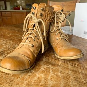 AMERICAN RAG TAN CUTOUT COMBAT BOOTS